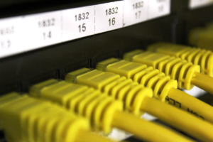 La technologie de réseau informatique utilise dispositifs afin qu'ils puissent communiquer, partager des ressources et échanger des données.