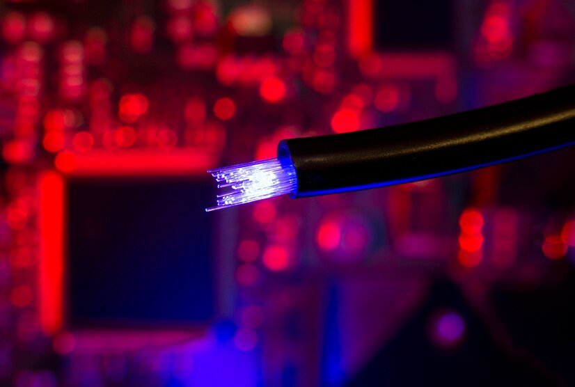 Savoir souder deux câbles fibres optiques, une compétence précieuse que ce soit pour une installation domestique ou un réseau professionnel.