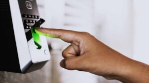 Le contrôle d’accès constitue l’un des piliers de cette sécurité, qu’il s’agisse de protéger un bâtiment, un réseau informatique ou des informations sensibles.