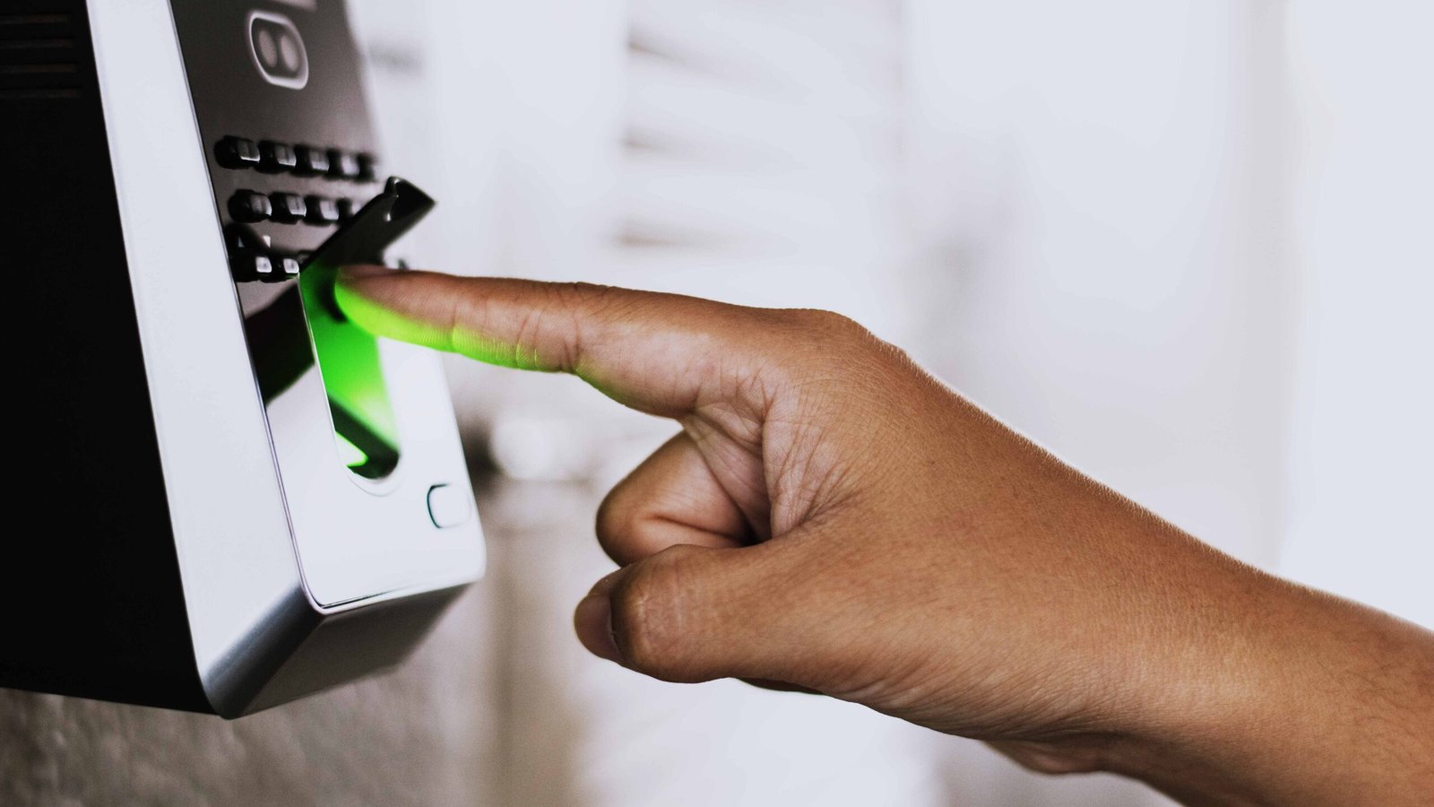 Le contrôle d’accès constitue l’un des piliers de cette sécurité, qu’il s’agisse de protéger un bâtiment, un réseau informatique ou des informations sensibles.