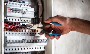 Il est crucial de respecter les normes  en vigueur et de suivre une méthodologie rigoureuse pour installer un réseau électrique maison.